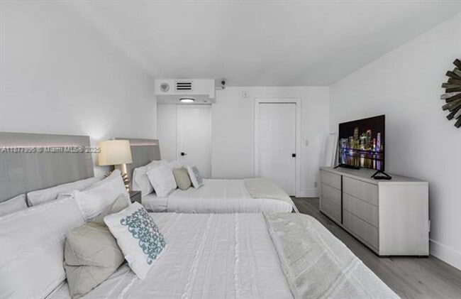 Building Photo - 2555 Collins Ave