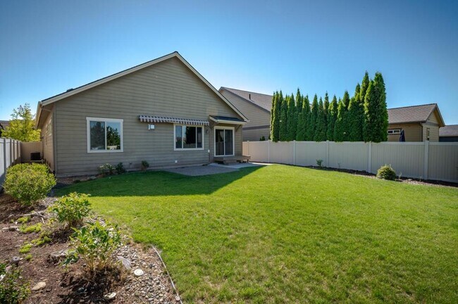 Building Photo - 6683 N Madellaine Dr