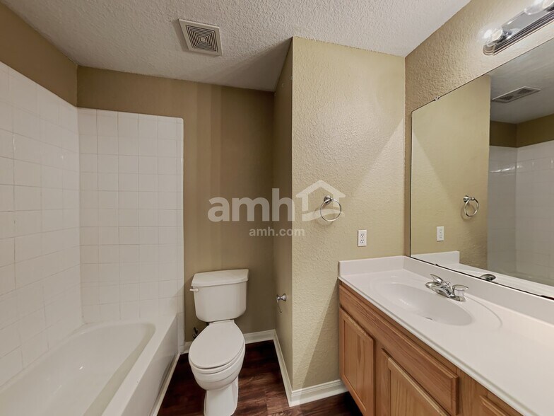 Building Photo - 3413 Stratford Dr