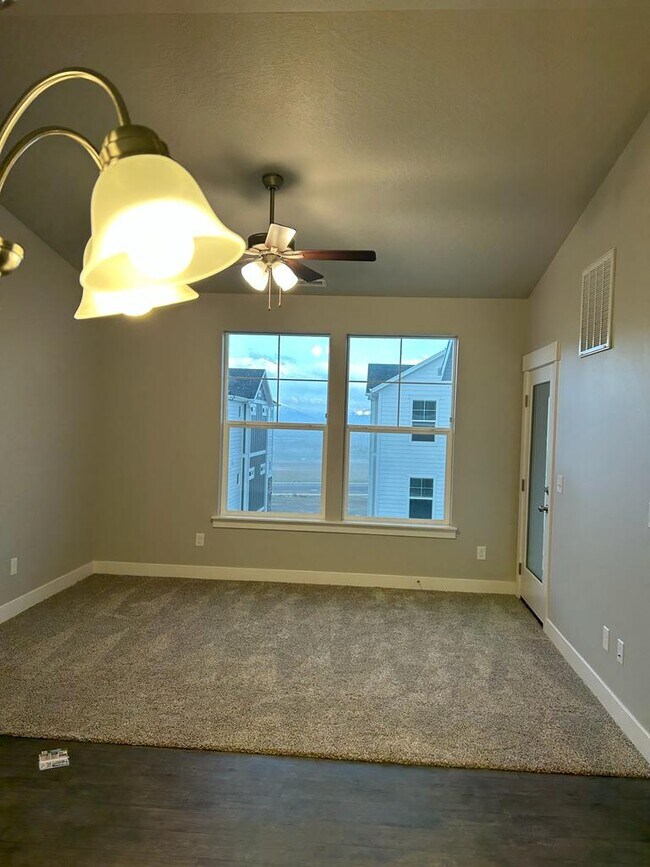 Building Photo - 938 W Coral Charm Way