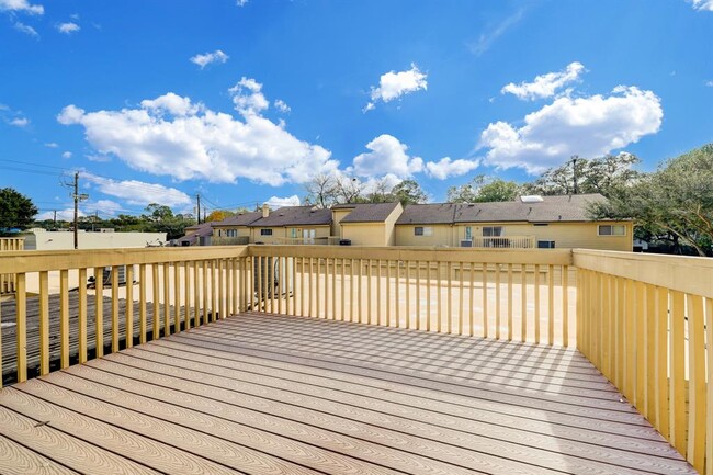 Building Photo - 902 Memorial Village Dr
