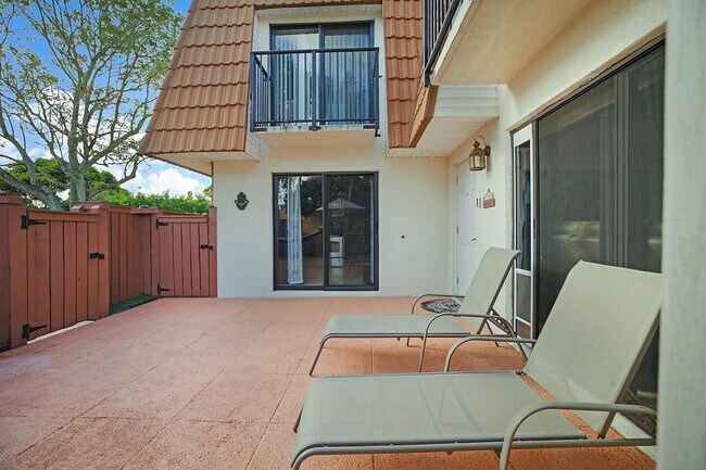 Building Photo - 2876 Waterford Dr S