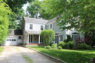 Building Photo - 724 Forest Ave