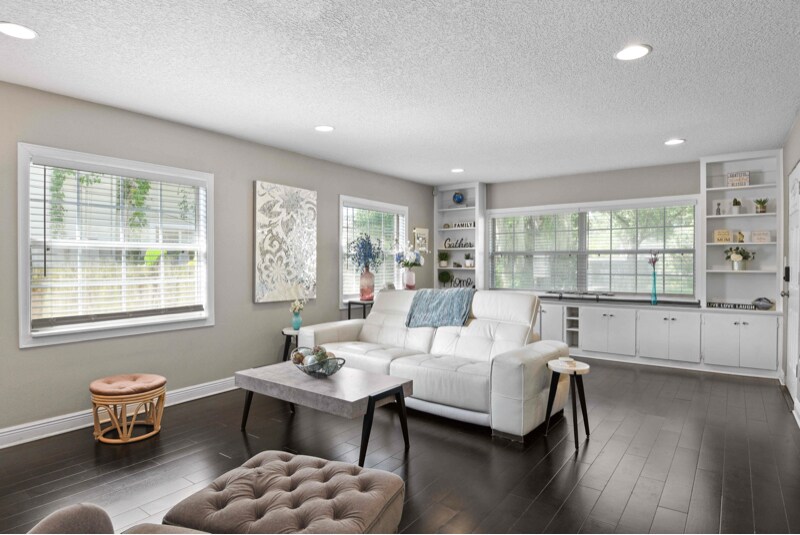 Primary Photo - 350 N Phelps Ave