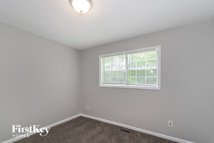 Building Photo - 860 Green Forest Dr