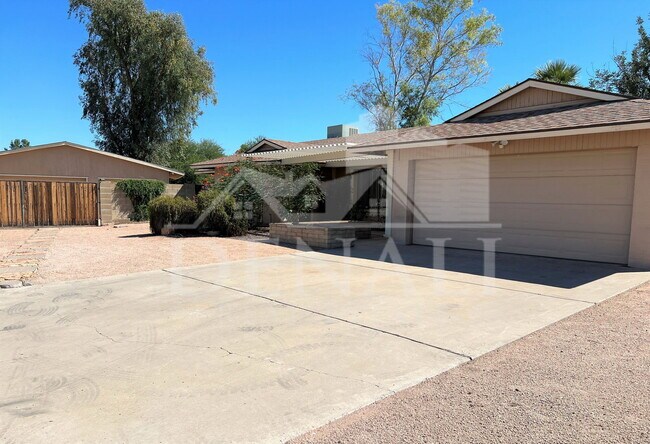 Building Photo - 5129 E Emile Zola Ave