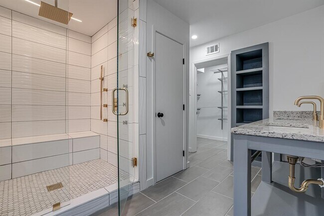 Building Photo - 568 W Quill Dr