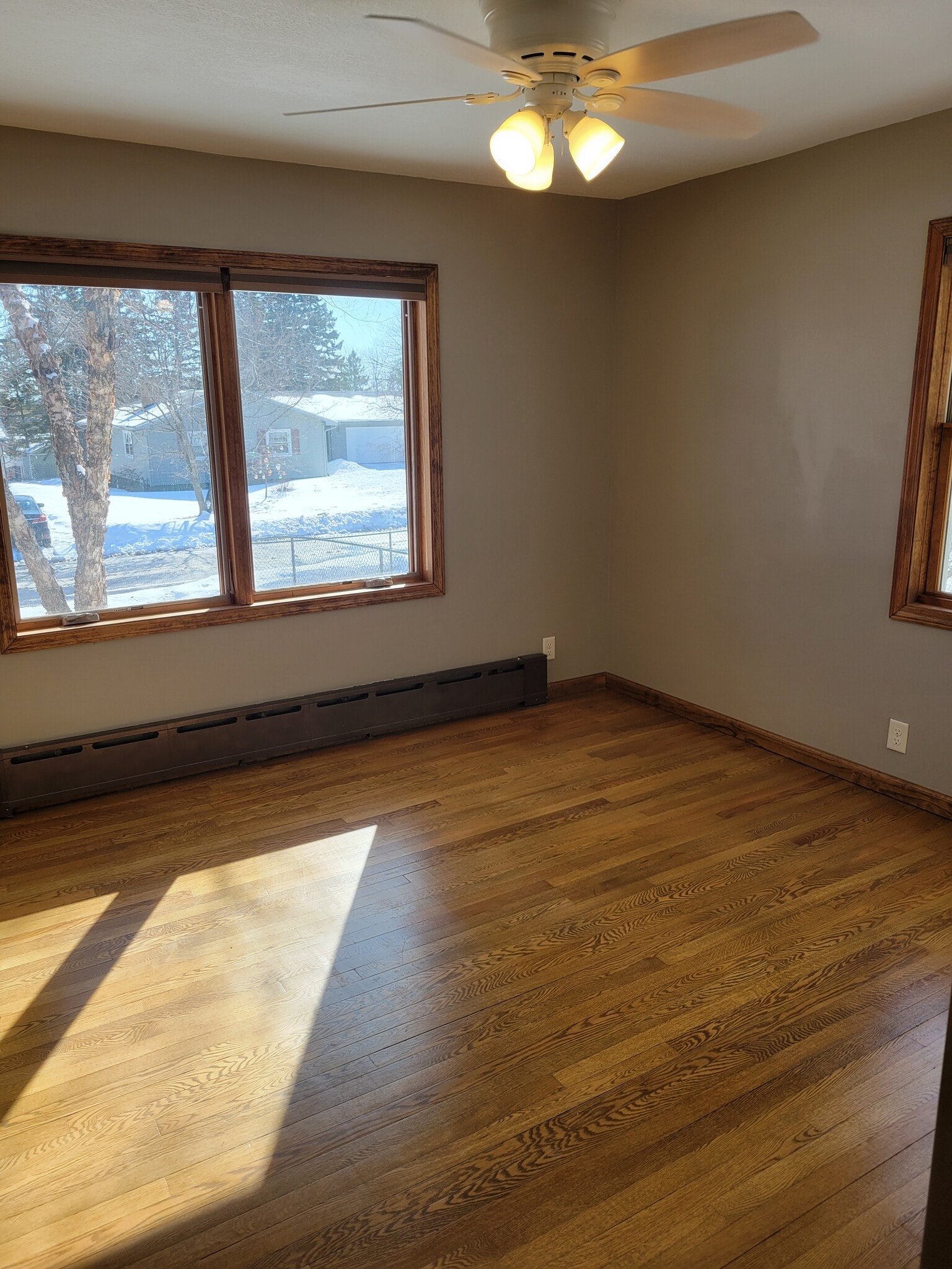 Main Floor Bedroom 11' X 11' - 4605 Oneida St