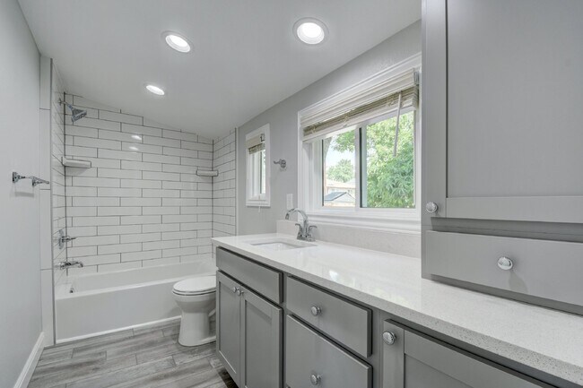 Building Photo - New Sunnyside House, Full Remodel, 2Bed/2Bath