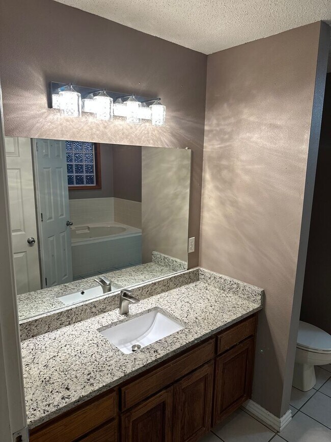 Building Photo - Available August 1st! 3-Bedroom, 2-Bathroom Home in East Rogers