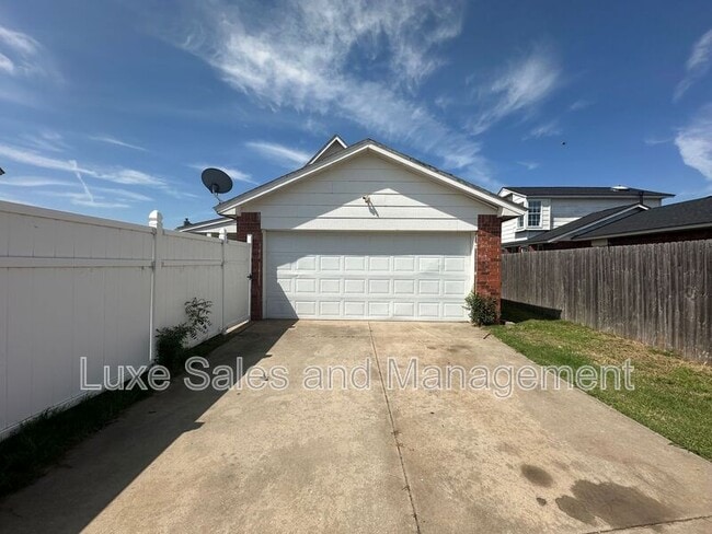 Building Photo - 1427 SW 23rd St
