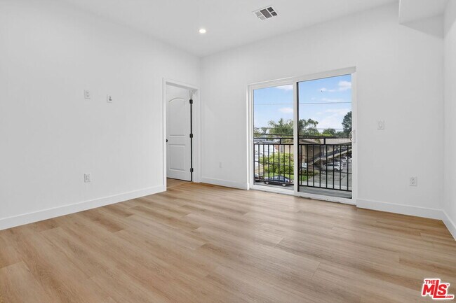 Building Photo - 11446 Oxnard St