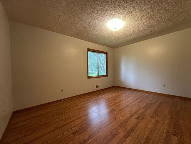 Building Photo - Huge Yard! 2 bd 1 ba 1 car garage plus par...