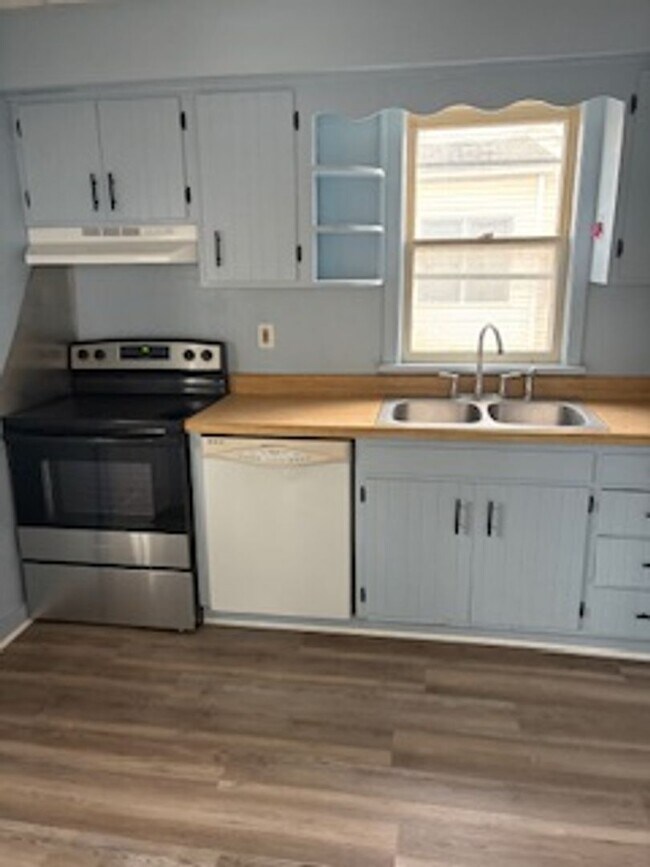 Building Photo - 3 BR house, garage, fenced yard