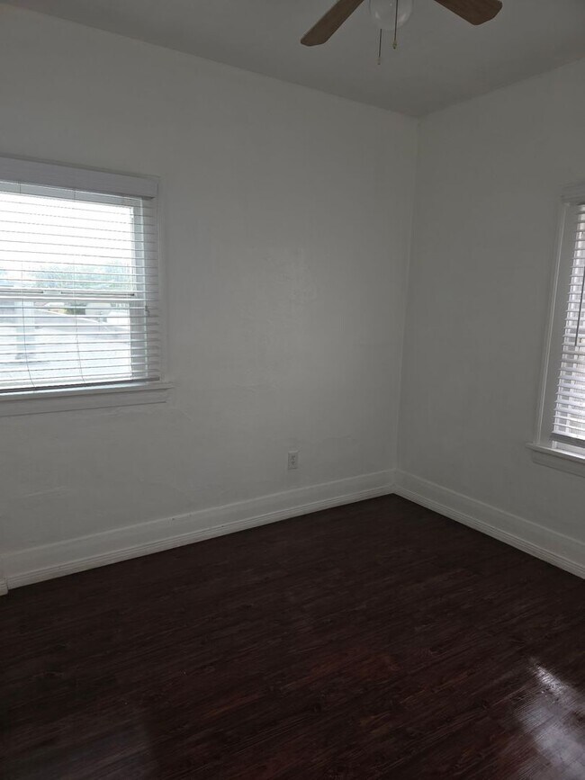 Building Photo - Fourth Street