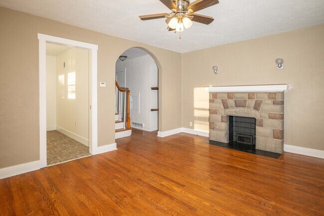 Building Photo - SCORE 1ST MONTH'S RENT FREE IF SIGNED BY FEB 6! Gorgeous 2 bedroom with BONUS ROOM in Scott Towns...