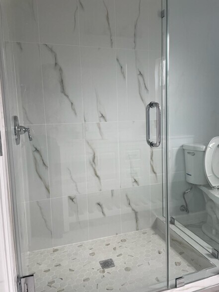 shower - 438 N Shelton St