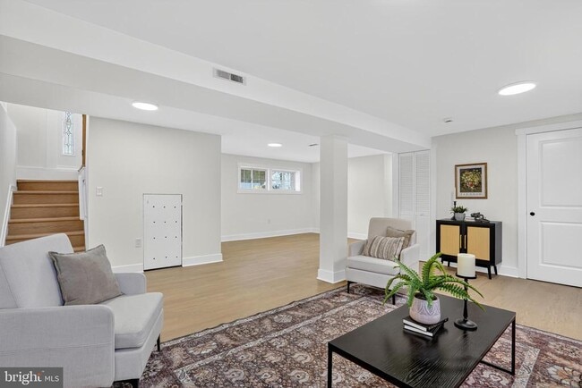 Building Photo - 8915 Sylvania St