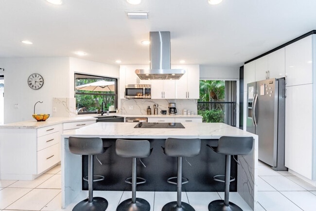 Building Photo - 830 SW 14th Ct