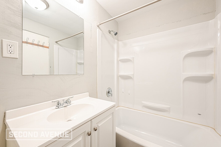 Building Photo - 642 Garden City Dr