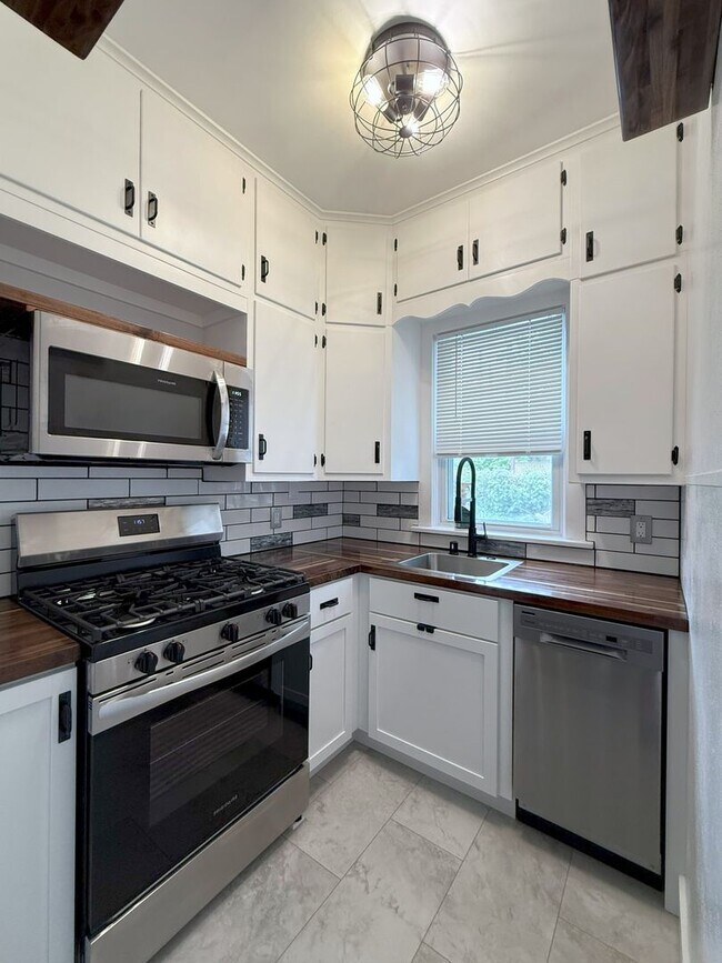 Building Photo - 104 Lathrop St