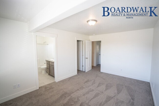 Building Photo - 440 1625 N