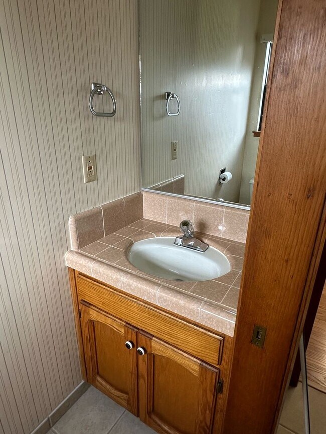 Building Photo - 475 E Mercedes Ave