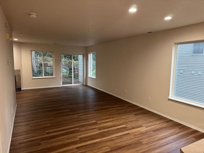 Building Photo - Stunning 2 Bed, 2.5 Bath Townhouse — Fully Renovated!