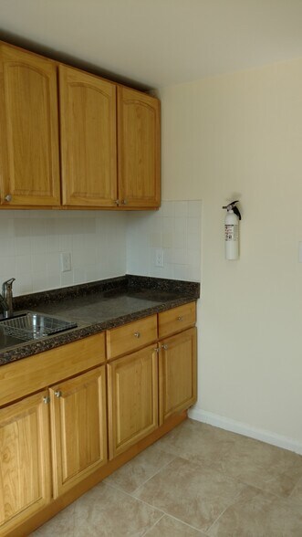 Kitchen cabinets - 29 Carolyn Ter