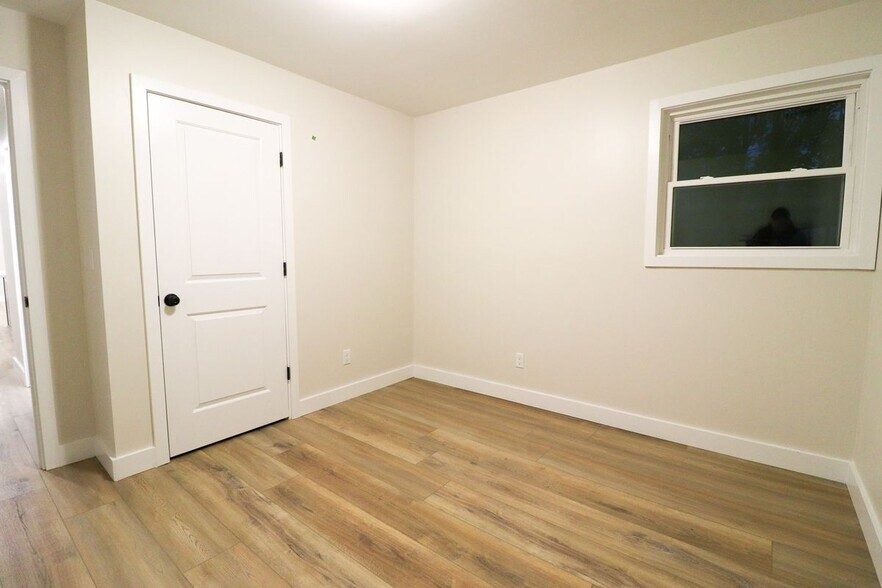 Building Photo - 201 Elmwood Cir