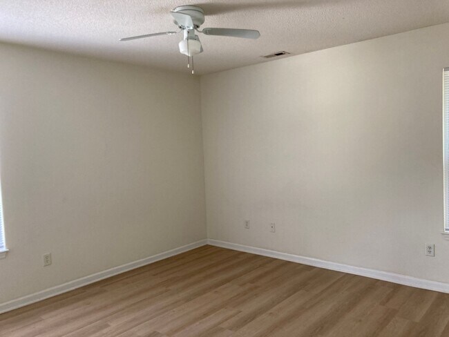 Building Photo - Three Bedroom, Two Bath House on Masonboro Loop