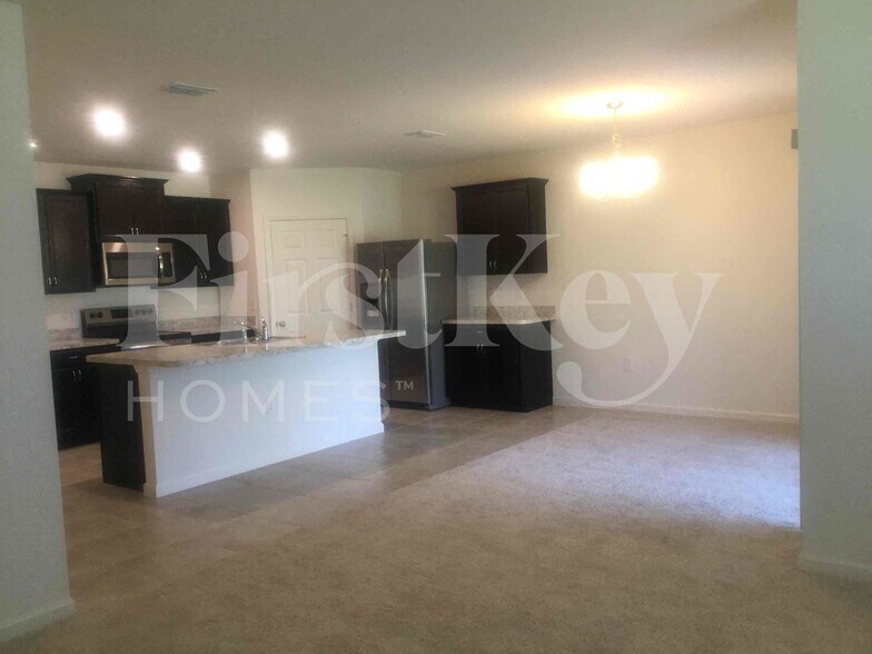 Building Photo - 407 SW Lakehurst Dr