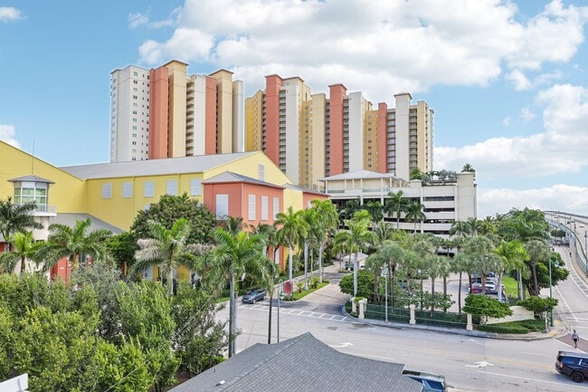 Building Photo - 2650 Lake Shore Dr