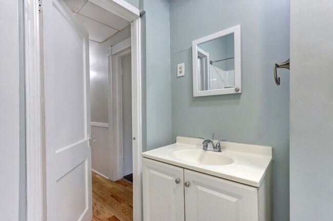 Building Photo - Renovated Two Bedroom Aprtment