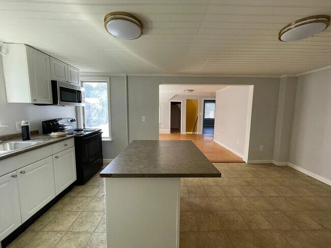 Building Photo - 71 Hickok St