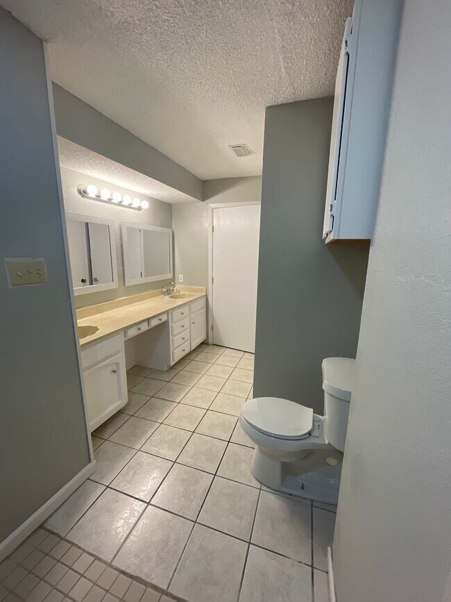 Building Photo - 4625 Vail St
