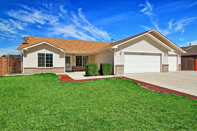 Building Photo - 850 Henry Cir