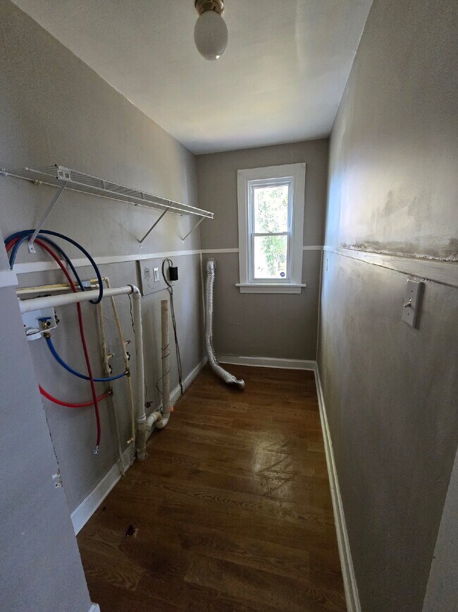 Building Photo - "Charming 3-Bedroom Duplex on Lincoln St – Your New Home Awaits!"