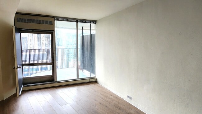 Building Photo - 300 N State St