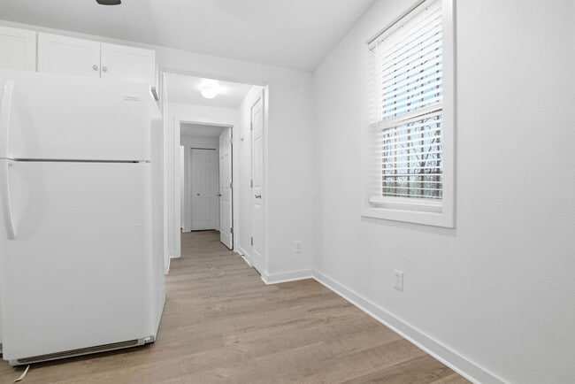 Building Photo - Cozy 1-Bedroom Home