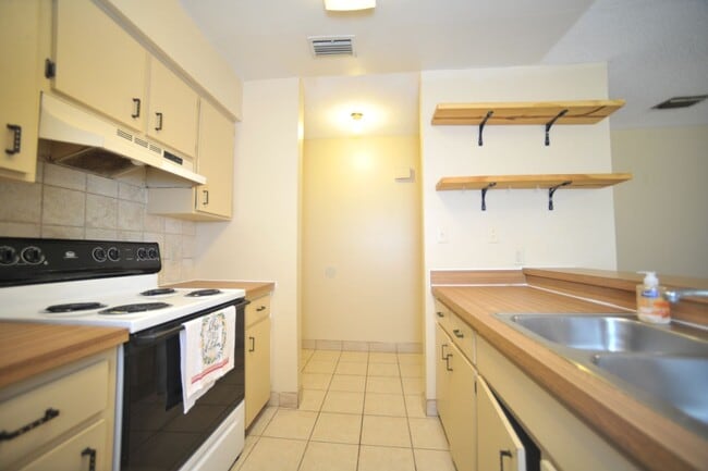 Building Photo - 2410 Fox Hollow Dr