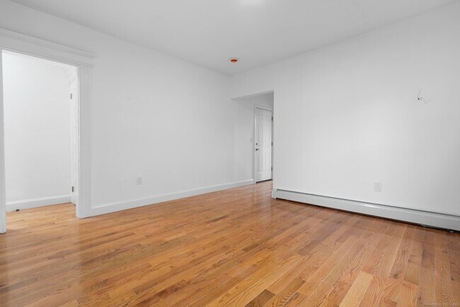 Building Photo - 565 Carroll Ave