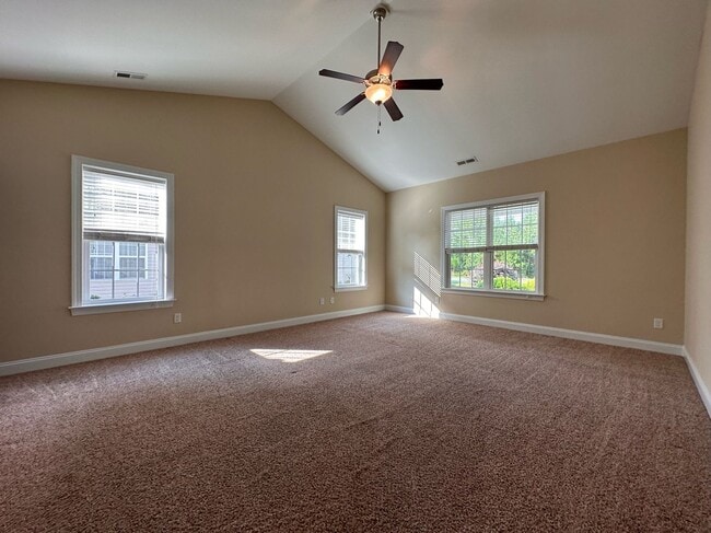 Building Photo - Perfect on Pineflat!