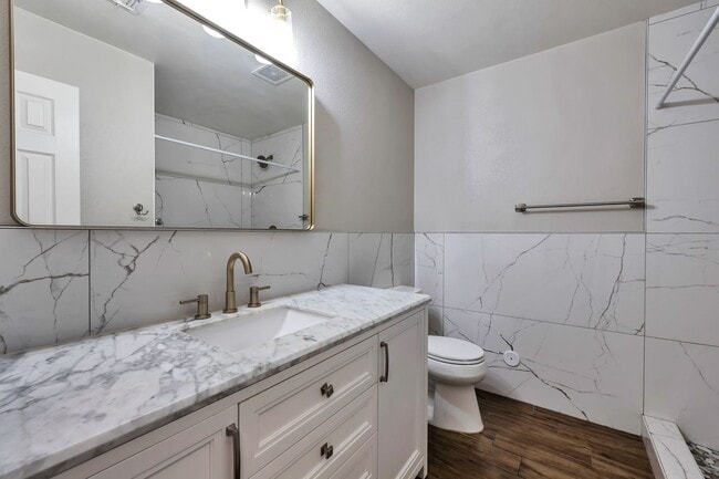 Building Photo - Tempe 6-Bedroom Home Featuring Large Turf Yard & Ideal Location