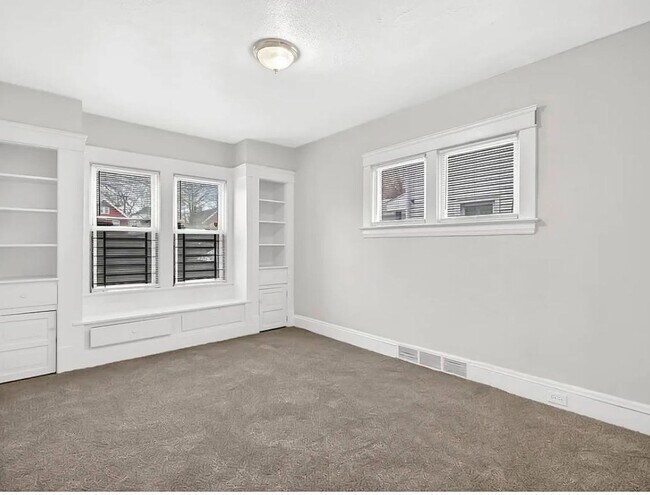 Building Photo - Spacious 5-bedroom, 2-bath single-family home