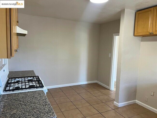 Building Photo - 449 E 9th St