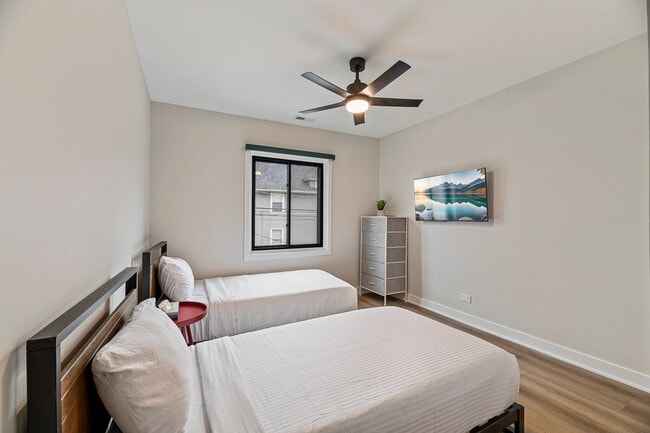 Building Photo - 2337 W Touhy Ave