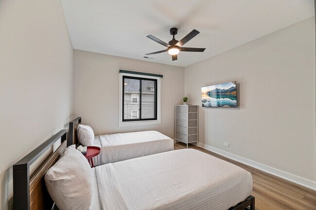 Building Photo - 2342 W Touhy Ave