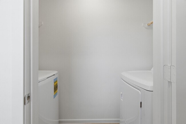 Building Photo - 1603 Golden Iris Dr