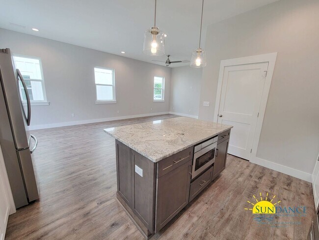 Building Photo - Stunning 3 Bedroom Home in SRB!